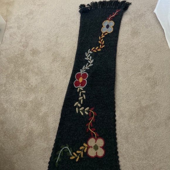 Lovely shawl with floral design - Picture 6 of 6